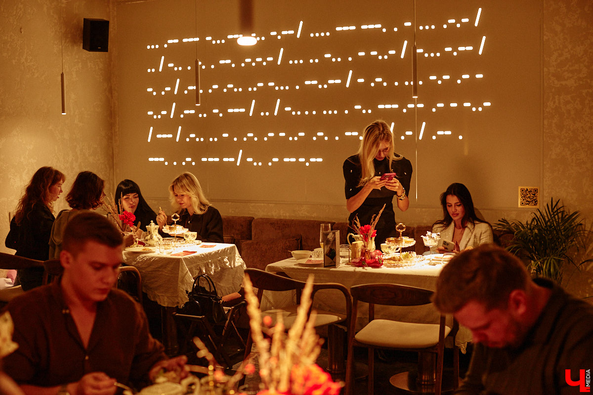 Ресторан «На Чехова» представил знакомые блюда в свежем прочтении! В заведении появилось обновленное русское меню, автором которого стал шеф-повар Юрий Ковальчук. Ужин-презентация с участием популярных владимирских блогеров прошел в четверг. «Ключ-Медиа» побывал на праздничном вечере и узнал, какими теперь блюдами там будут удивлять гостей.