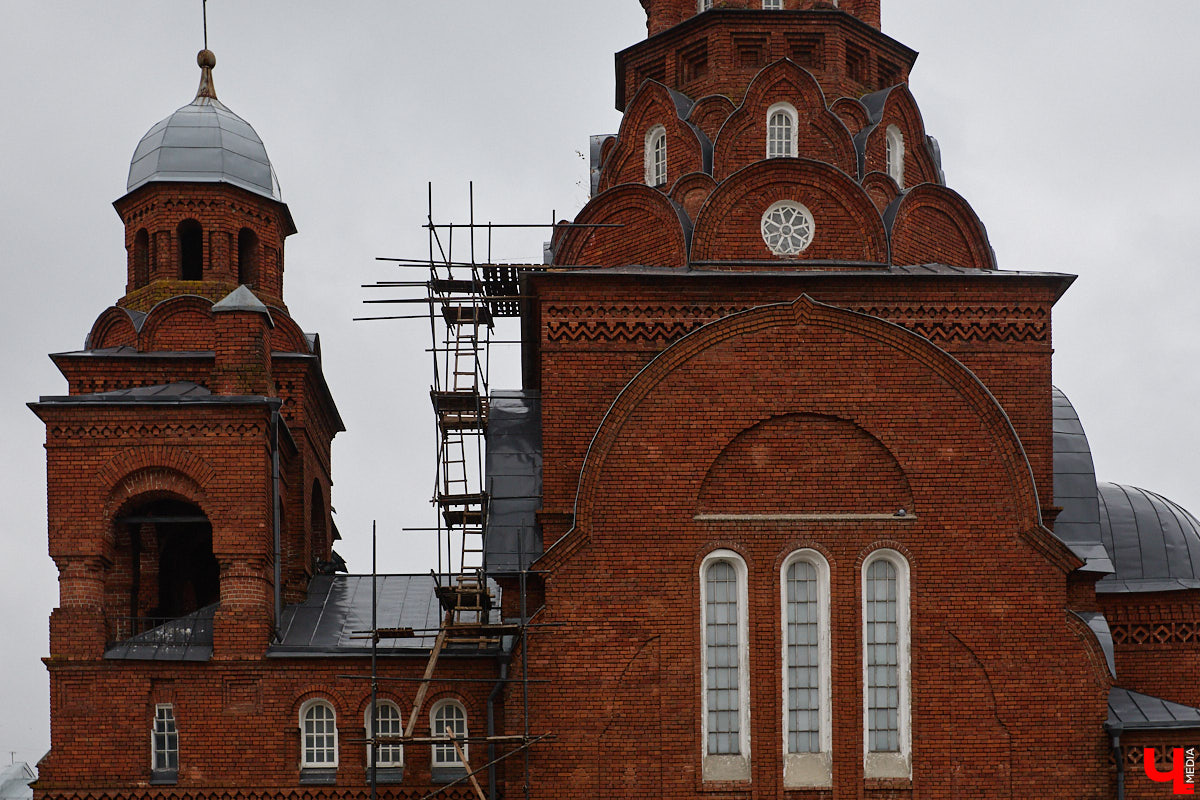 В историческом центре Владимира добавилось фасадных сеток зеленого цвета. На этот раз ими пришлось затянуть разрушающиеся фасады сторожки и крещальни, которые входят в состав архитектурного ансамбля Успенского собора. Строения, возведенные в 1871 году, планируют отреставрировать до конца этого года. При этом одну из пристроек более позднего времени придется полностью разобрать и возвести на основе нового фундамента.