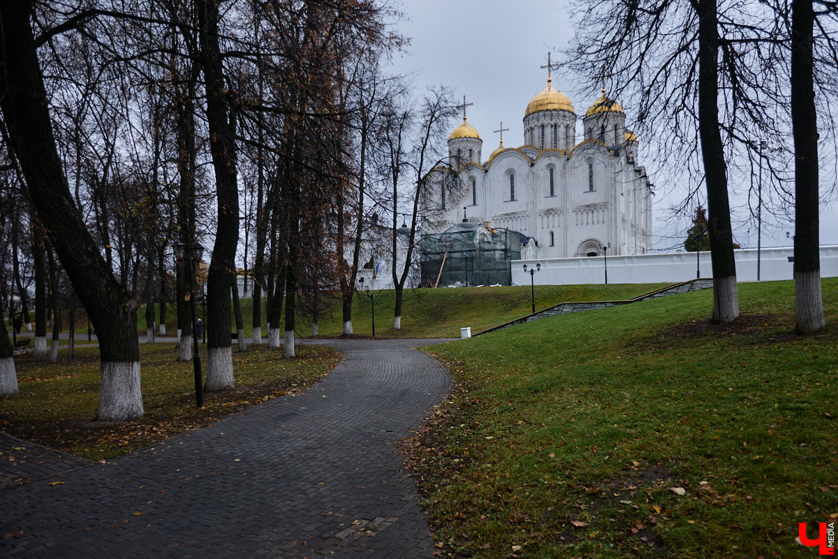 В историческом центре Владимира добавилось фасадных сеток зеленого цвета. На этот раз ими пришлось затянуть разрушающиеся фасады сторожки и крещальни, которые входят в состав архитектурного ансамбля Успенского собора. Строения, возведенные в 1871 году, планируют отреставрировать до конца этого года. При этом одну из пристроек более позднего времени придется полностью разобрать и возвести на основе нового фундамента.