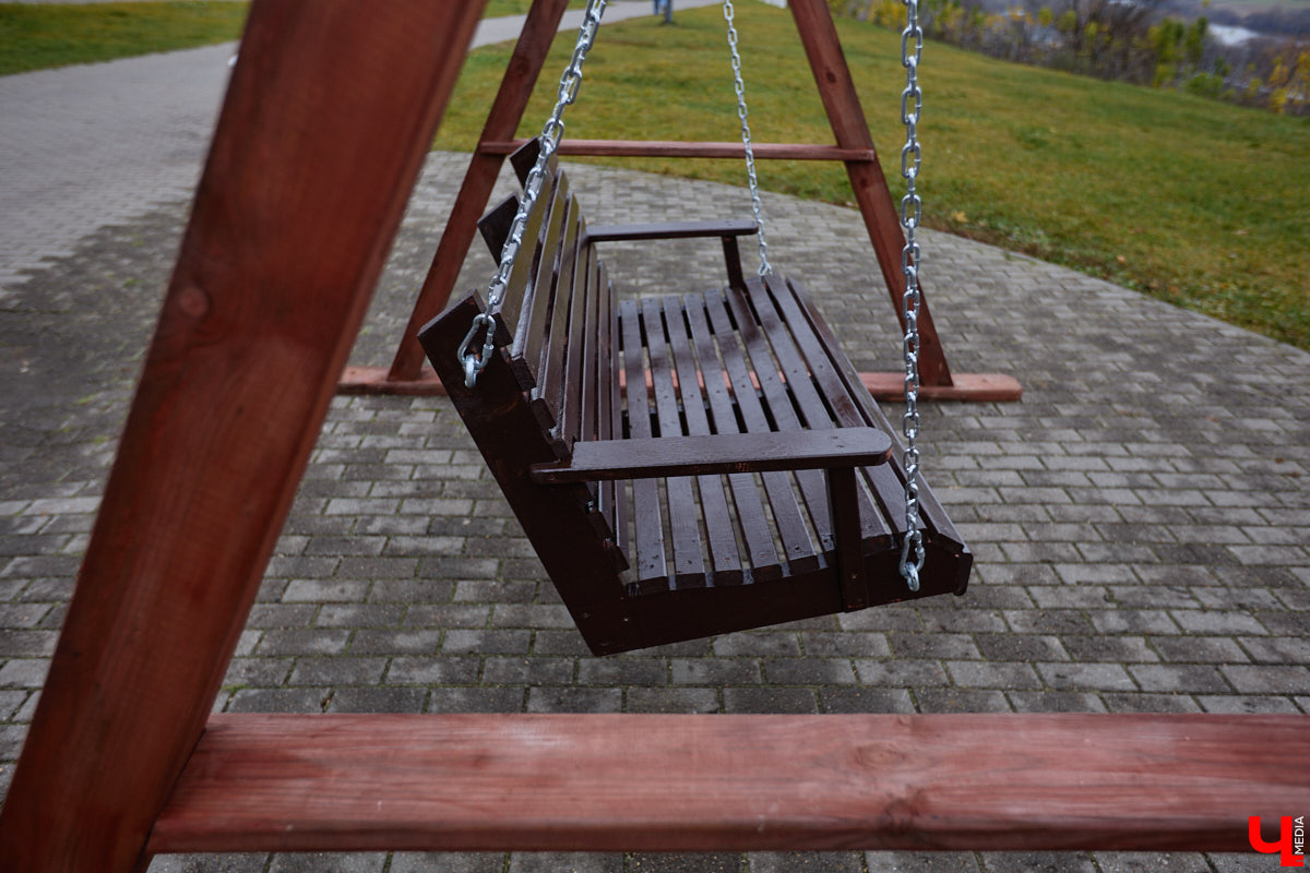 В историческом центре Владимира добавилось фасадных сеток зеленого цвета. На этот раз ими пришлось затянуть разрушающиеся фасады сторожки и крещальни, которые входят в состав архитектурного ансамбля Успенского собора. Строения, возведенные в 1871 году, планируют отреставрировать до конца этого года. При этом одну из пристроек более позднего времени придется полностью разобрать и возвести на основе нового фундамента.