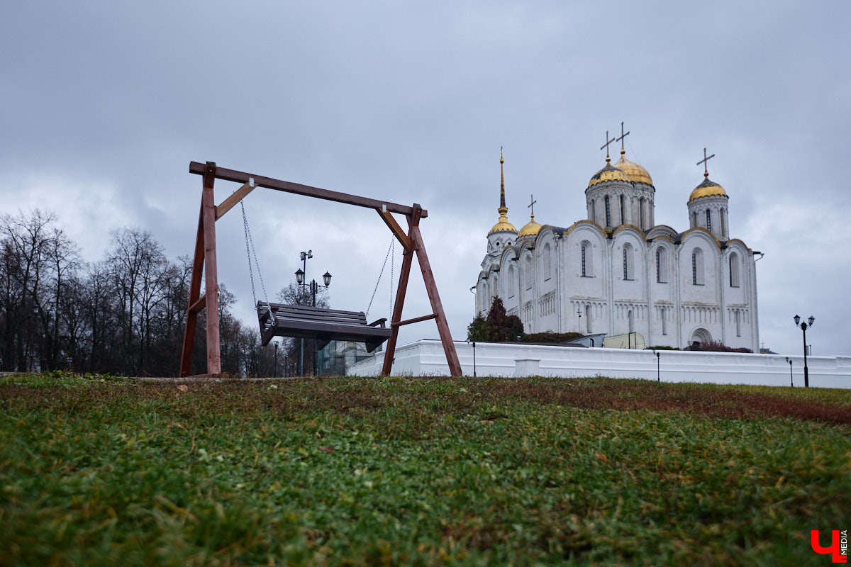 В историческом центре Владимира добавилось фасадных сеток зеленого цвета. На этот раз ими пришлось затянуть разрушающиеся фасады сторожки и крещальни, которые входят в состав архитектурного ансамбля Успенского собора. Строения, возведенные в 1871 году, планируют отреставрировать до конца этого года. При этом одну из пристроек более позднего времени придется полностью разобрать и возвести на основе нового фундамента.