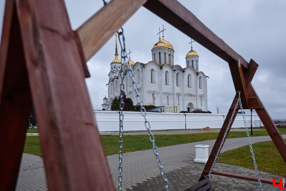 В историческом центре Владимира добавилось фасадных сеток зеленого цвета. На этот раз ими пришлось затянуть разрушающиеся фасады сторожки и крещальни, которые входят в состав архитектурного ансамбля Успенского собора. Строения, возведенные в 1871 году, планируют отреставрировать до конца этого года. При этом одну из пристроек более позднего времени придется полностью разобрать и возвести на основе нового фундамента.