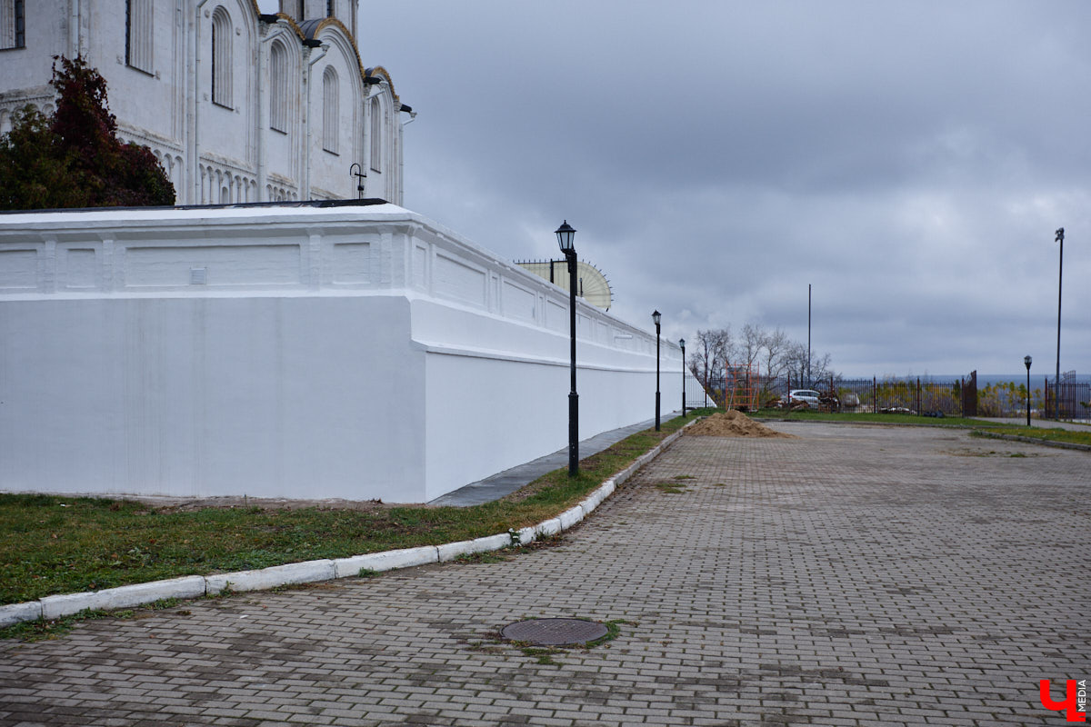 В историческом центре Владимира добавилось фасадных сеток зеленого цвета. На этот раз ими пришлось затянуть разрушающиеся фасады сторожки и крещальни, которые входят в состав архитектурного ансамбля Успенского собора. Строения, возведенные в 1871 году, планируют отреставрировать до конца этого года. При этом одну из пристроек более позднего времени придется полностью разобрать и возвести на основе нового фундамента.