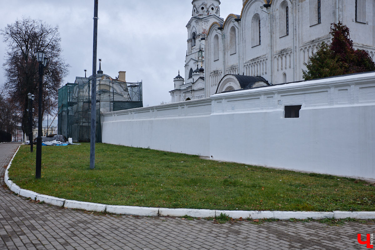В историческом центре Владимира добавилось фасадных сеток зеленого цвета. На этот раз ими пришлось затянуть разрушающиеся фасады сторожки и крещальни, которые входят в состав архитектурного ансамбля Успенского собора. Строения, возведенные в 1871 году, планируют отреставрировать до конца этого года. При этом одну из пристроек более позднего времени придется полностью разобрать и возвести на основе нового фундамента.