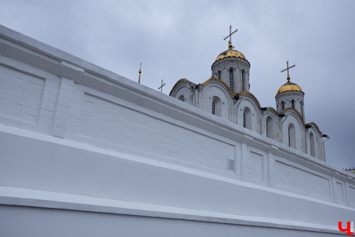 В историческом центре Владимира добавилось фасадных сеток зеленого цвета. На этот раз ими пришлось затянуть разрушающиеся фасады сторожки и крещальни, которые входят в состав архитектурного ансамбля Успенского собора. Строения, возведенные в 1871 году, планируют отреставрировать до конца этого года. При этом одну из пристроек более позднего времени придется полностью разобрать и возвести на основе нового фундамента.