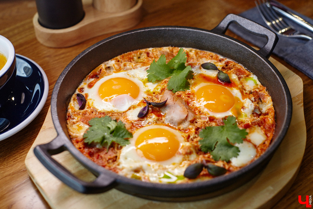 Вы уже обратили внимание на необычное заведение с панорамными окнами в пол, расположенное всего в пяти минутах от исторического центра Владимира? Если нет, самое время узнать, что скрывается внутри. Знакомьтесь, ресторан Saisons! Место, куда можно приехать с рассветом и заказать, пожалуй, самые ранние в городе завтраки. Найти ресторан просто, да и проблем с парковкой наверняка не возникнет: на территории комплекса организована большая стоянка.