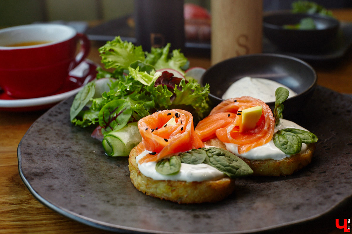 Вы уже обратили внимание на необычное заведение с панорамными окнами в пол, расположенное всего в пяти минутах от исторического центра Владимира? Если нет, самое время узнать, что скрывается внутри. Знакомьтесь, ресторан Saisons! Место, куда можно приехать с рассветом и заказать, пожалуй, самые ранние в городе завтраки. Найти ресторан просто, да и проблем с парковкой наверняка не возникнет: на территории комплекса организована большая стоянка.