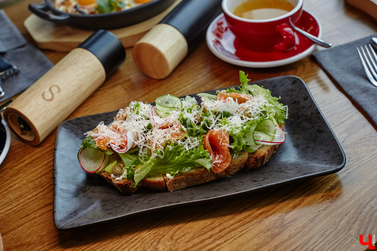 Вы уже обратили внимание на необычное заведение с панорамными окнами в пол, расположенное всего в пяти минутах от исторического центра Владимира? Если нет, самое время узнать, что скрывается внутри. Знакомьтесь, ресторан Saisons! Место, куда можно приехать с рассветом и заказать, пожалуй, самые ранние в городе завтраки. Найти ресторан просто, да и проблем с парковкой наверняка не возникнет: на территории комплекса организована большая стоянка.