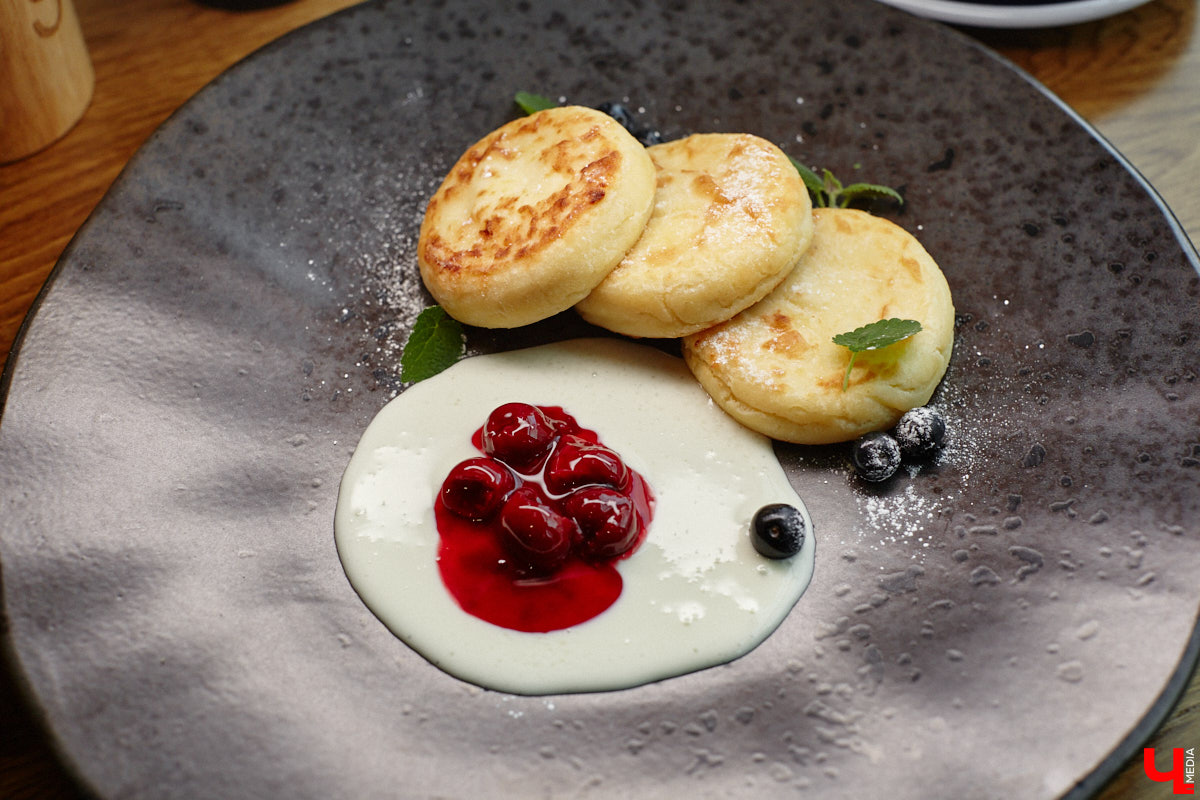 Вы уже обратили внимание на необычное заведение с панорамными окнами в пол, расположенное всего в пяти минутах от исторического центра Владимира? Если нет, самое время узнать, что скрывается внутри. Знакомьтесь, ресторан Saisons! Место, куда можно приехать с рассветом и заказать, пожалуй, самые ранние в городе завтраки. Найти ресторан просто, да и проблем с парковкой наверняка не возникнет: на территории комплекса организована большая стоянка.