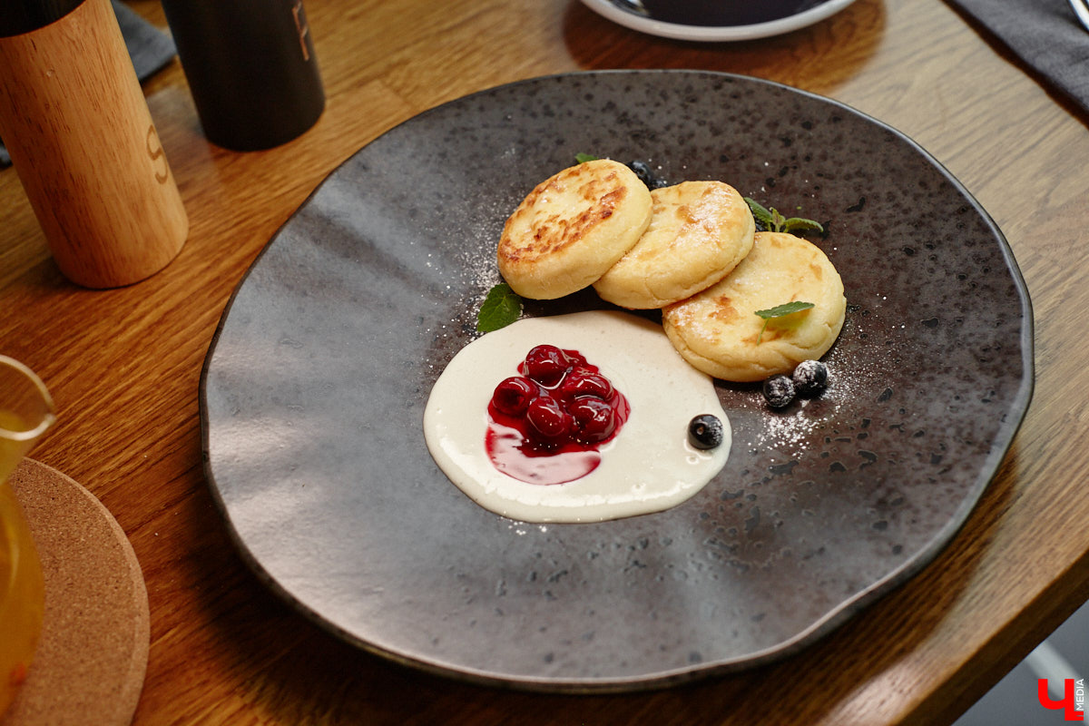 Вы уже обратили внимание на необычное заведение с панорамными окнами в пол, расположенное всего в пяти минутах от исторического центра Владимира? Если нет, самое время узнать, что скрывается внутри. Знакомьтесь, ресторан Saisons! Место, куда можно приехать с рассветом и заказать, пожалуй, самые ранние в городе завтраки. Найти ресторан просто, да и проблем с парковкой наверняка не возникнет: на территории комплекса организована большая стоянка.