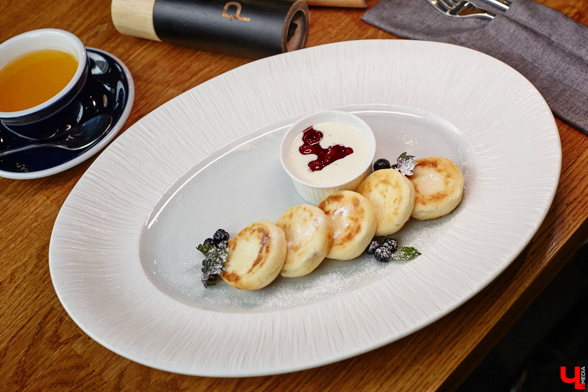 Вы уже обратили внимание на необычное заведение с панорамными окнами в пол, расположенное всего в пяти минутах от исторического центра Владимира? Если нет, самое время узнать, что скрывается внутри. Знакомьтесь, ресторан Saisons! Место, куда можно приехать с рассветом и заказать, пожалуй, самые ранние в городе завтраки. Найти ресторан просто, да и проблем с парковкой наверняка не возникнет: на территории комплекса организована большая стоянка.