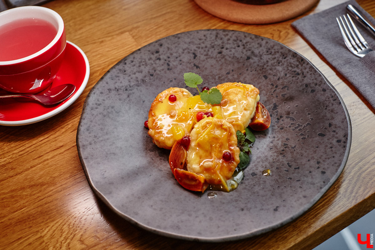 Вы уже обратили внимание на необычное заведение с панорамными окнами в пол, расположенное всего в пяти минутах от исторического центра Владимира? Если нет, самое время узнать, что скрывается внутри. Знакомьтесь, ресторан Saisons! Место, куда можно приехать с рассветом и заказать, пожалуй, самые ранние в городе завтраки. Найти ресторан просто, да и проблем с парковкой наверняка не возникнет: на территории комплекса организована большая стоянка.