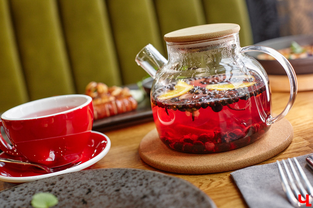 Вы уже обратили внимание на необычное заведение с панорамными окнами в пол, расположенное всего в пяти минутах от исторического центра Владимира? Если нет, самое время узнать, что скрывается внутри. Знакомьтесь, ресторан Saisons! Место, куда можно приехать с рассветом и заказать, пожалуй, самые ранние в городе завтраки. Найти ресторан просто, да и проблем с парковкой наверняка не возникнет: на территории комплекса организована большая стоянка.