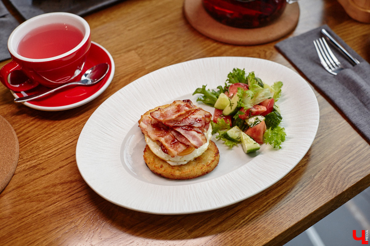 Вы уже обратили внимание на необычное заведение с панорамными окнами в пол, расположенное всего в пяти минутах от исторического центра Владимира? Если нет, самое время узнать, что скрывается внутри. Знакомьтесь, ресторан Saisons! Место, куда можно приехать с рассветом и заказать, пожалуй, самые ранние в городе завтраки. Найти ресторан просто, да и проблем с парковкой наверняка не возникнет: на территории комплекса организована большая стоянка.