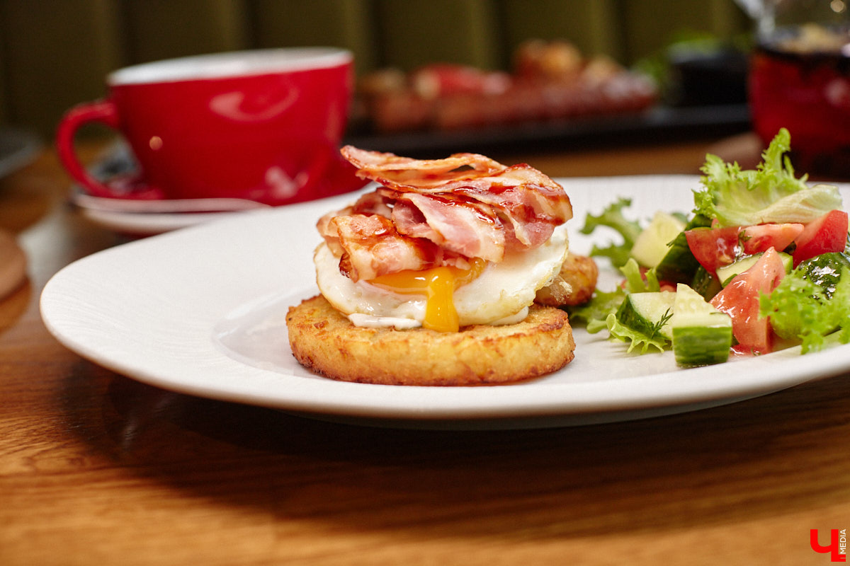 Вы уже обратили внимание на необычное заведение с панорамными окнами в пол, расположенное всего в пяти минутах от исторического центра Владимира? Если нет, самое время узнать, что скрывается внутри. Знакомьтесь, ресторан Saisons! Место, куда можно приехать с рассветом и заказать, пожалуй, самые ранние в городе завтраки. Найти ресторан просто, да и проблем с парковкой наверняка не возникнет: на территории комплекса организована большая стоянка.