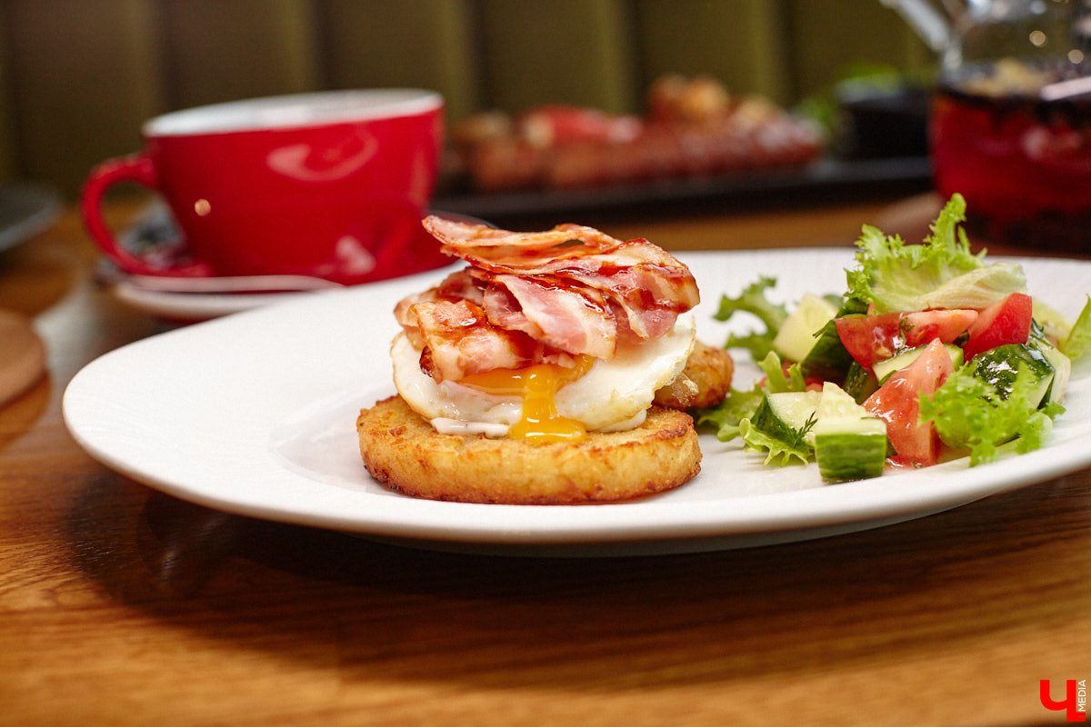 Вы уже обратили внимание на необычное заведение с панорамными окнами в пол, расположенное всего в пяти минутах от исторического центра Владимира? Если нет, самое время узнать, что скрывается внутри. Знакомьтесь, ресторан Saisons! Место, куда можно приехать с рассветом и заказать, пожалуй, самые ранние в городе завтраки. Найти ресторан просто, да и проблем с парковкой наверняка не возникнет: на территории комплекса организована большая стоянка.