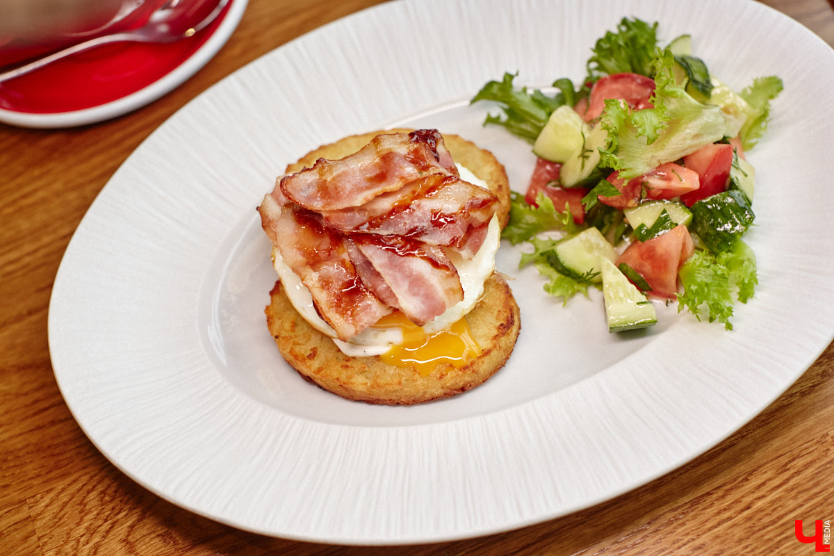 Вы уже обратили внимание на необычное заведение с панорамными окнами в пол, расположенное всего в пяти минутах от исторического центра Владимира? Если нет, самое время узнать, что скрывается внутри. Знакомьтесь, ресторан Saisons! Место, куда можно приехать с рассветом и заказать, пожалуй, самые ранние в городе завтраки. Найти ресторан просто, да и проблем с парковкой наверняка не возникнет: на территории комплекса организована большая стоянка.