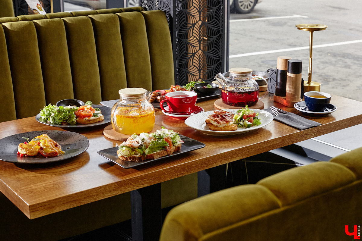 Вы уже обратили внимание на необычное заведение с панорамными окнами в пол, расположенное всего в пяти минутах от исторического центра Владимира? Если нет, самое время узнать, что скрывается внутри. Знакомьтесь, ресторан Saisons! Место, куда можно приехать с рассветом и заказать, пожалуй, самые ранние в городе завтраки. Найти ресторан просто, да и проблем с парковкой наверняка не возникнет: на территории комплекса организована большая стоянка.