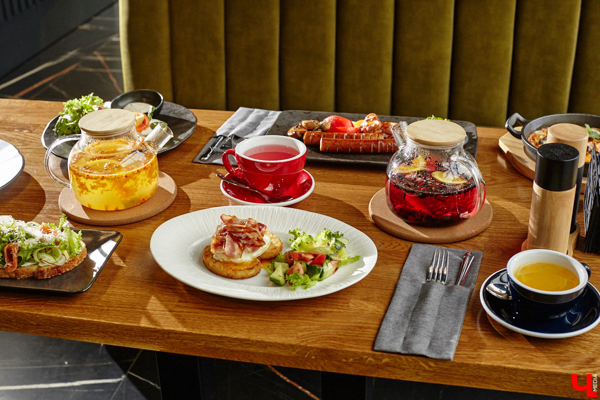 Вы уже обратили внимание на необычное заведение с панорамными окнами в пол, расположенное всего в пяти минутах от исторического центра Владимира? Если нет, самое время узнать, что скрывается внутри. Знакомьтесь, ресторан Saisons! Место, куда можно приехать с рассветом и заказать, пожалуй, самые ранние в городе завтраки. Найти ресторан просто, да и проблем с парковкой наверняка не возникнет: на территории комплекса организована большая стоянка.