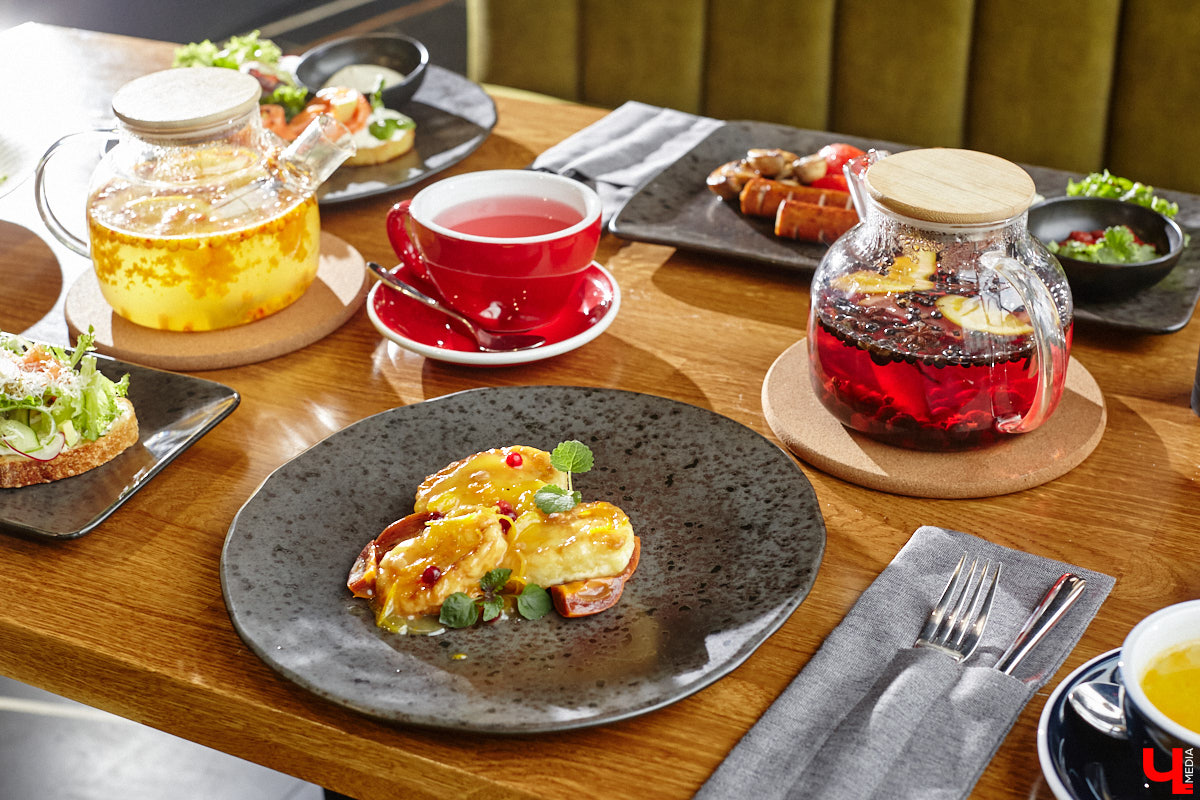 Вы уже обратили внимание на необычное заведение с панорамными окнами в пол, расположенное всего в пяти минутах от исторического центра Владимира? Если нет, самое время узнать, что скрывается внутри. Знакомьтесь, ресторан Saisons! Место, куда можно приехать с рассветом и заказать, пожалуй, самые ранние в городе завтраки. Найти ресторан просто, да и проблем с парковкой наверняка не возникнет: на территории комплекса организована большая стоянка.