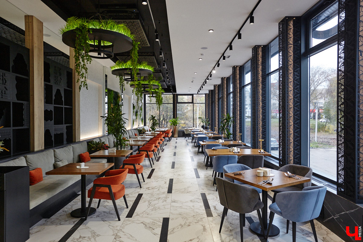 Вы уже обратили внимание на необычное заведение с панорамными окнами в пол, расположенное всего в пяти минутах от исторического центра Владимира? Если нет, самое время узнать, что скрывается внутри. Знакомьтесь, ресторан Saisons! Место, куда можно приехать с рассветом и заказать, пожалуй, самые ранние в городе завтраки. Найти ресторан просто, да и проблем с парковкой наверняка не возникнет: на территории комплекса организована большая стоянка.