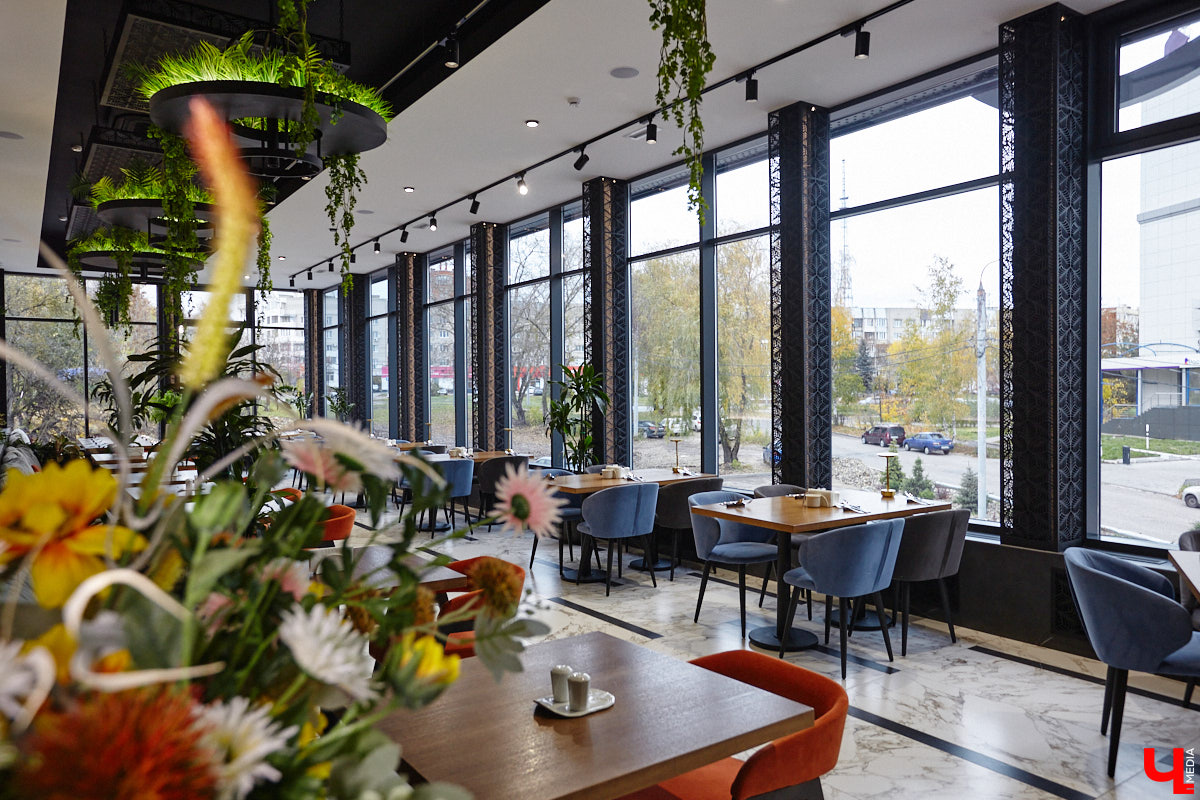 Вы уже обратили внимание на необычное заведение с панорамными окнами в пол, расположенное всего в пяти минутах от исторического центра Владимира? Если нет, самое время узнать, что скрывается внутри. Знакомьтесь, ресторан Saisons! Место, куда можно приехать с рассветом и заказать, пожалуй, самые ранние в городе завтраки. Найти ресторан просто, да и проблем с парковкой наверняка не возникнет: на территории комплекса организована большая стоянка.