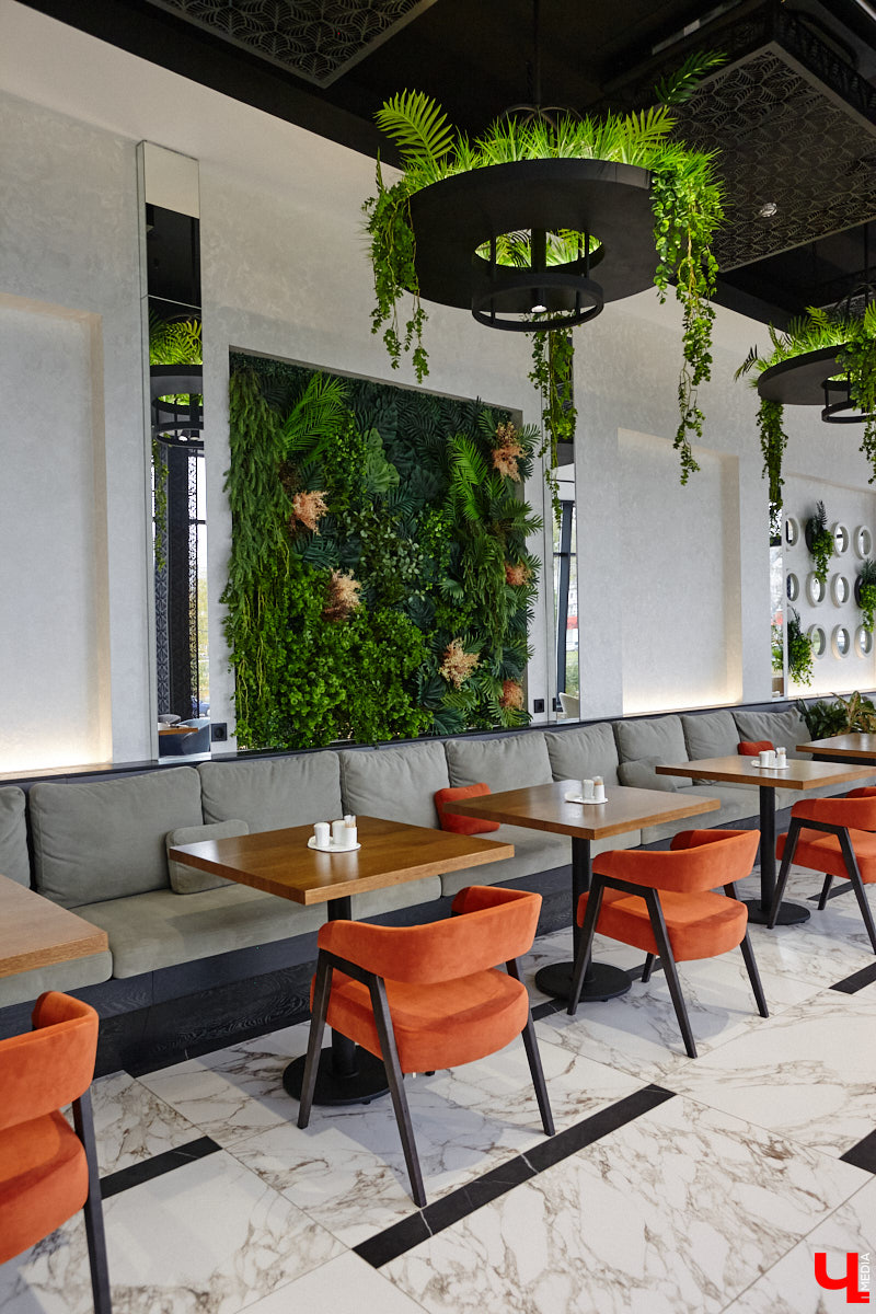 Вы уже обратили внимание на необычное заведение с панорамными окнами в пол, расположенное всего в пяти минутах от исторического центра Владимира? Если нет, самое время узнать, что скрывается внутри. Знакомьтесь, ресторан Saisons! Место, куда можно приехать с рассветом и заказать, пожалуй, самые ранние в городе завтраки. Найти ресторан просто, да и проблем с парковкой наверняка не возникнет: на территории комплекса организована большая стоянка.