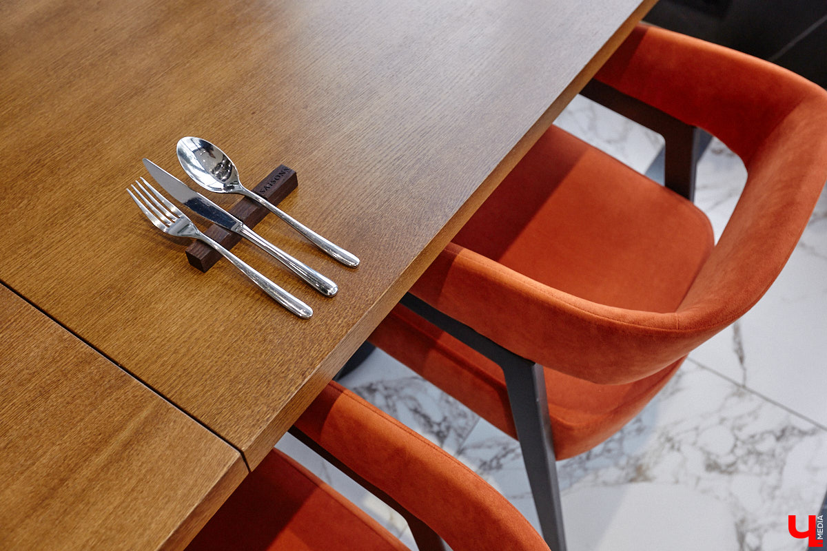 Вы уже обратили внимание на необычное заведение с панорамными окнами в пол, расположенное всего в пяти минутах от исторического центра Владимира? Если нет, самое время узнать, что скрывается внутри. Знакомьтесь, ресторан Saisons! Место, куда можно приехать с рассветом и заказать, пожалуй, самые ранние в городе завтраки. Найти ресторан просто, да и проблем с парковкой наверняка не возникнет: на территории комплекса организована большая стоянка.