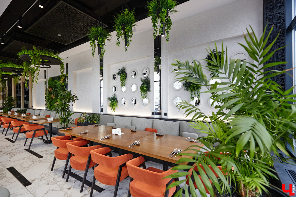 Вы уже обратили внимание на необычное заведение с панорамными окнами в пол, расположенное всего в пяти минутах от исторического центра Владимира? Если нет, самое время узнать, что скрывается внутри. Знакомьтесь, ресторан Saisons! Место, куда можно приехать с рассветом и заказать, пожалуй, самые ранние в городе завтраки. Найти ресторан просто, да и проблем с парковкой наверняка не возникнет: на территории комплекса организована большая стоянка.