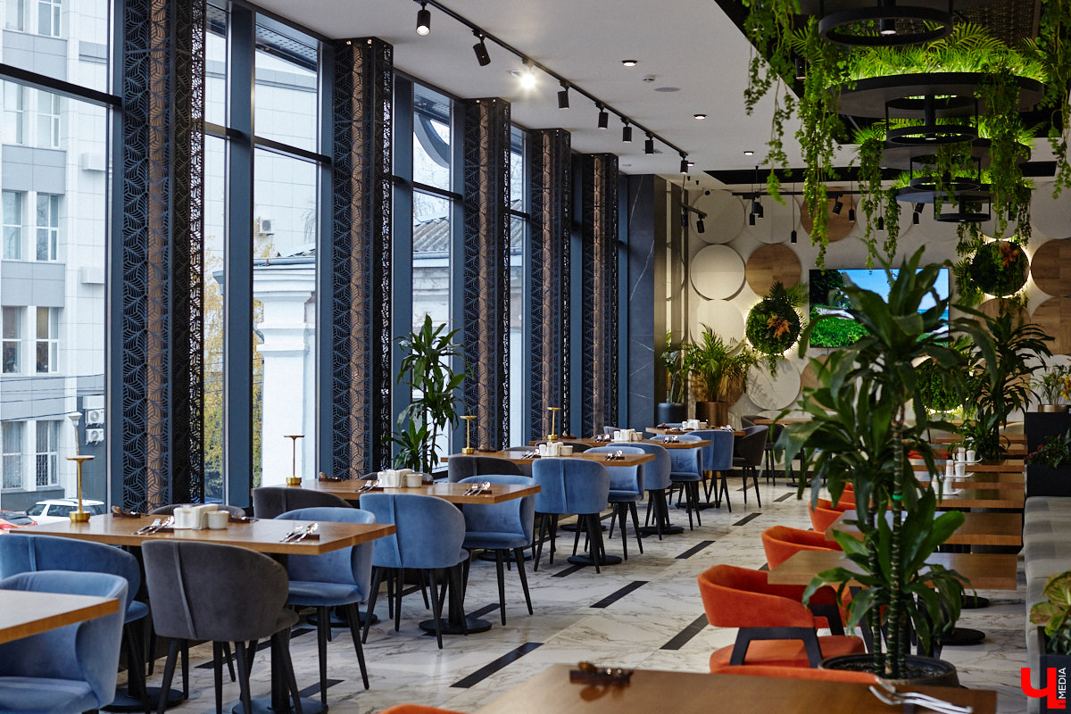 Вы уже обратили внимание на необычное заведение с панорамными окнами в пол, расположенное всего в пяти минутах от исторического центра Владимира? Если нет, самое время узнать, что скрывается внутри. Знакомьтесь, ресторан Saisons! Место, куда можно приехать с рассветом и заказать, пожалуй, самые ранние в городе завтраки. Найти ресторан просто, да и проблем с парковкой наверняка не возникнет: на территории комплекса организована большая стоянка.