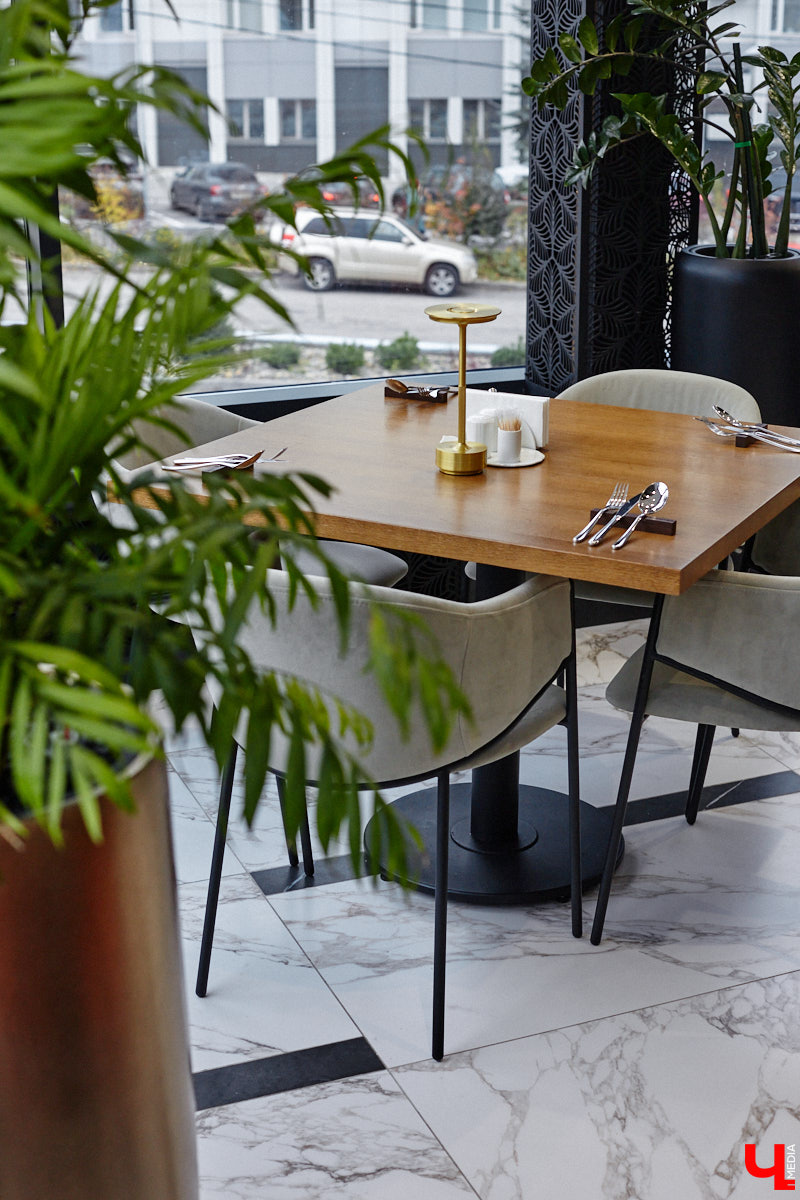 Вы уже обратили внимание на необычное заведение с панорамными окнами в пол, расположенное всего в пяти минутах от исторического центра Владимира? Если нет, самое время узнать, что скрывается внутри. Знакомьтесь, ресторан Saisons! Место, куда можно приехать с рассветом и заказать, пожалуй, самые ранние в городе завтраки. Найти ресторан просто, да и проблем с парковкой наверняка не возникнет: на территории комплекса организована большая стоянка.