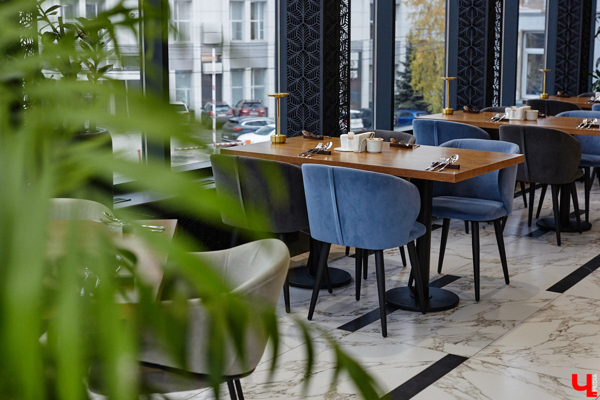 Вы уже обратили внимание на необычное заведение с панорамными окнами в пол, расположенное всего в пяти минутах от исторического центра Владимира? Если нет, самое время узнать, что скрывается внутри. Знакомьтесь, ресторан Saisons! Место, куда можно приехать с рассветом и заказать, пожалуй, самые ранние в городе завтраки. Найти ресторан просто, да и проблем с парковкой наверняка не возникнет: на территории комплекса организована большая стоянка.