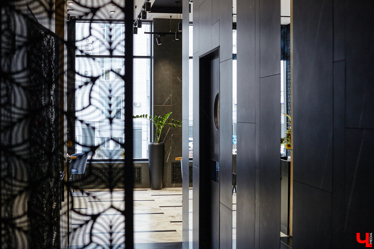 Вы уже обратили внимание на необычное заведение с панорамными окнами в пол, расположенное всего в пяти минутах от исторического центра Владимира? Если нет, самое время узнать, что скрывается внутри. Знакомьтесь, ресторан Saisons! Место, куда можно приехать с рассветом и заказать, пожалуй, самые ранние в городе завтраки. Найти ресторан просто, да и проблем с парковкой наверняка не возникнет: на территории комплекса организована большая стоянка.