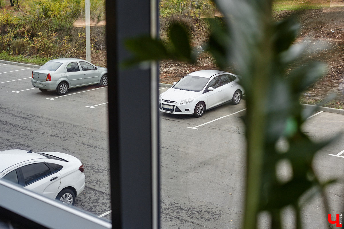 Вы уже обратили внимание на необычное заведение с панорамными окнами в пол, расположенное всего в пяти минутах от исторического центра Владимира? Если нет, самое время узнать, что скрывается внутри. Знакомьтесь, ресторан Saisons! Место, куда можно приехать с рассветом и заказать, пожалуй, самые ранние в городе завтраки. Найти ресторан просто, да и проблем с парковкой наверняка не возникнет: на территории комплекса организована большая стоянка.