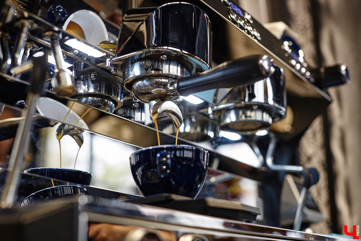 Вы уже обратили внимание на необычное заведение с панорамными окнами в пол, расположенное всего в пяти минутах от исторического центра Владимира? Если нет, самое время узнать, что скрывается внутри. Знакомьтесь, ресторан Saisons! Место, куда можно приехать с рассветом и заказать, пожалуй, самые ранние в городе завтраки. Найти ресторан просто, да и проблем с парковкой наверняка не возникнет: на территории комплекса организована большая стоянка.