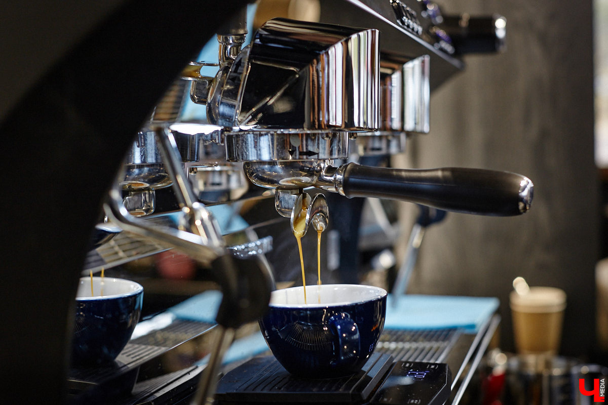 Вы уже обратили внимание на необычное заведение с панорамными окнами в пол, расположенное всего в пяти минутах от исторического центра Владимира? Если нет, самое время узнать, что скрывается внутри. Знакомьтесь, ресторан Saisons! Место, куда можно приехать с рассветом и заказать, пожалуй, самые ранние в городе завтраки. Найти ресторан просто, да и проблем с парковкой наверняка не возникнет: на территории комплекса организована большая стоянка.