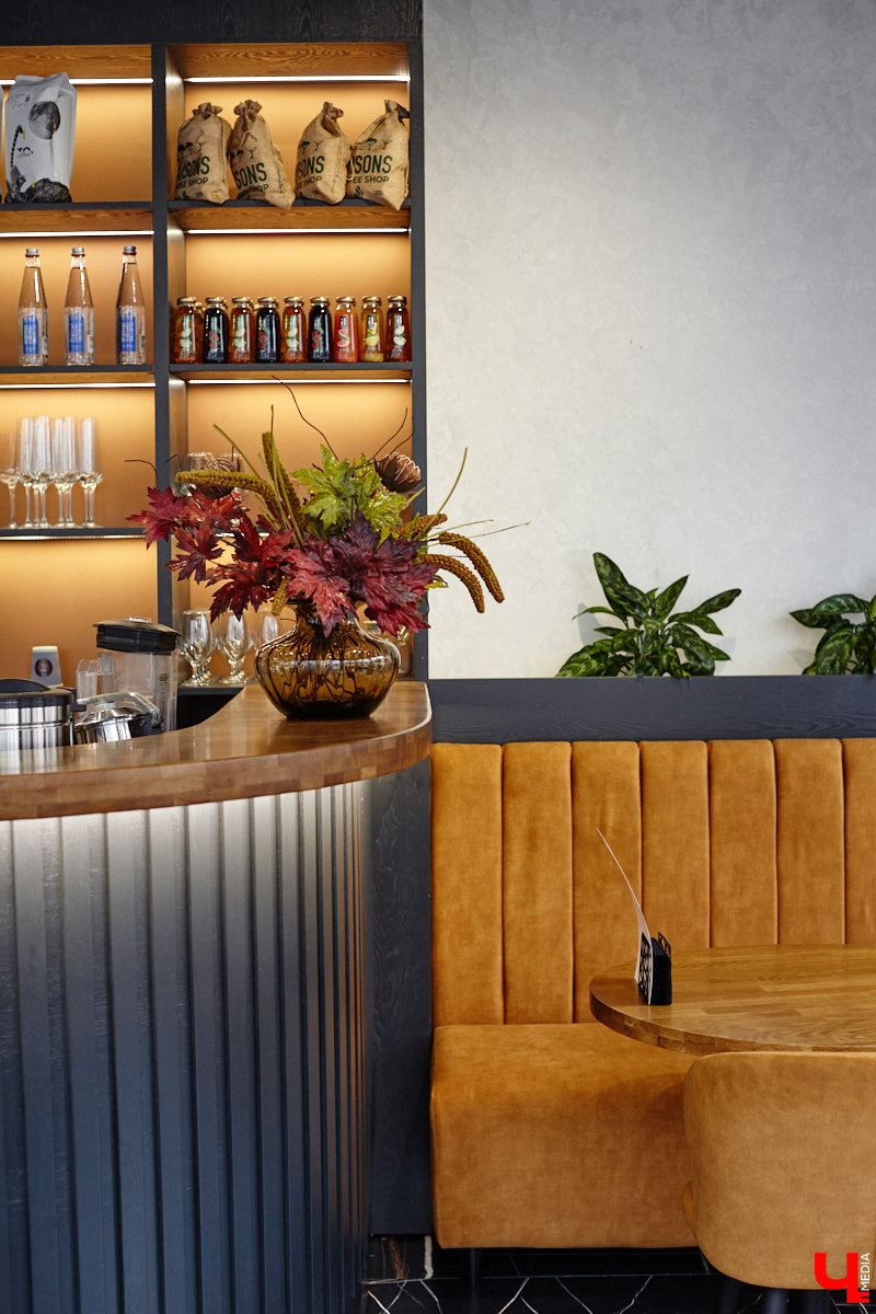 Вы уже обратили внимание на необычное заведение с панорамными окнами в пол, расположенное всего в пяти минутах от исторического центра Владимира? Если нет, самое время узнать, что скрывается внутри. Знакомьтесь, ресторан Saisons! Место, куда можно приехать с рассветом и заказать, пожалуй, самые ранние в городе завтраки. Найти ресторан просто, да и проблем с парковкой наверняка не возникнет: на территории комплекса организована большая стоянка.