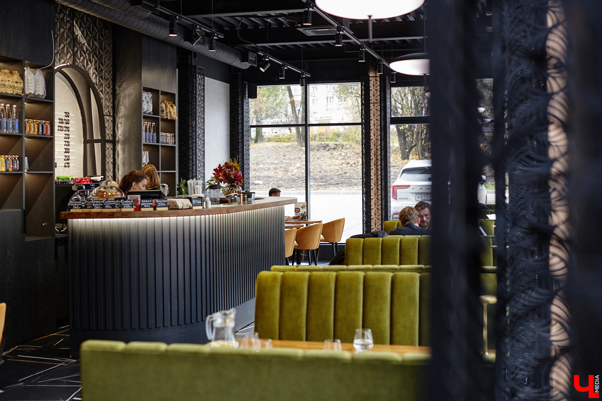 Вы уже обратили внимание на необычное заведение с панорамными окнами в пол, расположенное всего в пяти минутах от исторического центра Владимира? Если нет, самое время узнать, что скрывается внутри. Знакомьтесь, ресторан Saisons! Место, куда можно приехать с рассветом и заказать, пожалуй, самые ранние в городе завтраки. Найти ресторан просто, да и проблем с парковкой наверняка не возникнет: на территории комплекса организована большая стоянка.