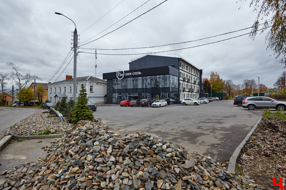 Вы уже обратили внимание на необычное заведение с панорамными окнами в пол, расположенное всего в пяти минутах от исторического центра Владимира? Если нет, самое время узнать, что скрывается внутри. Знакомьтесь, ресторан Saisons! Место, куда можно приехать с рассветом и заказать, пожалуй, самые ранние в городе завтраки. Найти ресторан просто, да и проблем с парковкой наверняка не возникнет: на территории комплекса организована большая стоянка.