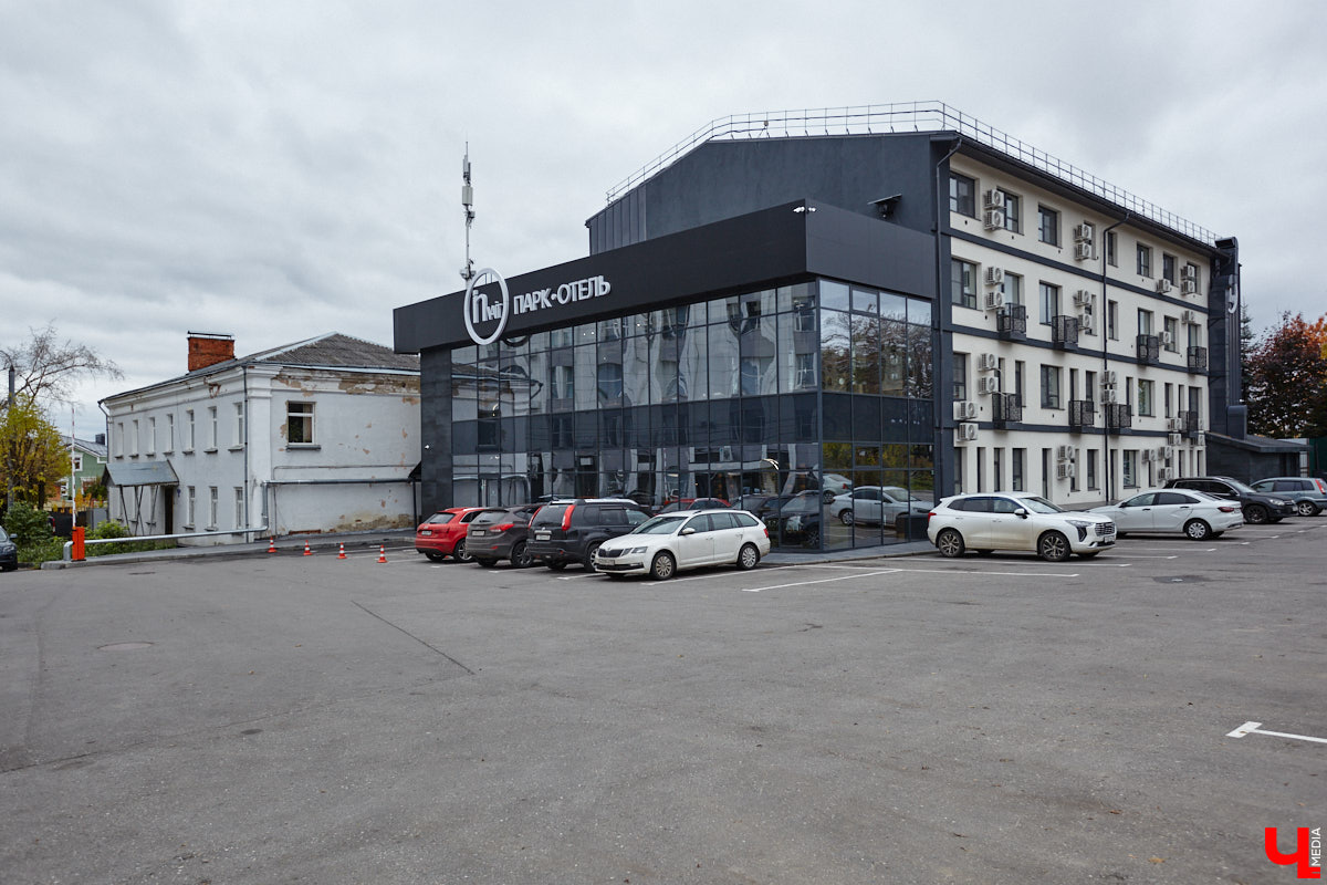 Вы уже обратили внимание на необычное заведение с панорамными окнами в пол, расположенное всего в пяти минутах от исторического центра Владимира? Если нет, самое время узнать, что скрывается внутри. Знакомьтесь, ресторан Saisons! Место, куда можно приехать с рассветом и заказать, пожалуй, самые ранние в городе завтраки. Найти ресторан просто, да и проблем с парковкой наверняка не возникнет: на территории комплекса организована большая стоянка.