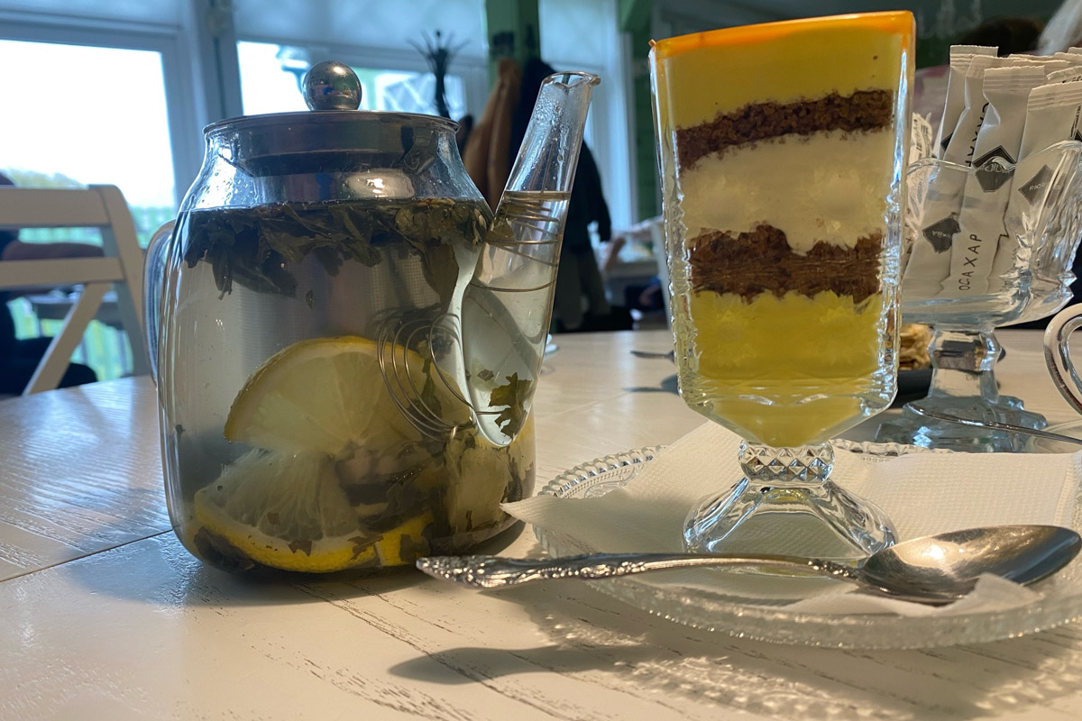 Ярко-желтые цвета, прозрачная прохлада и душевная компания. Осенью путешествия окрашиваются в оттенки легкой меланхолии и пахнут ароматами горячего кофе, который так приятно взять в придорожном кафе. Куда бы поехать? Например, в Коломну! Там, где Дмитрий Донской, нежная яблочная пастила и «медовуша»! А в соседнем Воскресенске можно увидеть марсианский террикон, который неожиданно возникает на абсолютно равнинной местности, превращая ее в нечто космическое. Корреспондент «Ключ-Медиа» увидела все это своими глазами!