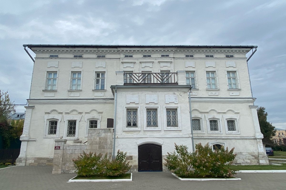 Ярко-желтые цвета, прозрачная прохлада и душевная компания. Осенью путешествия окрашиваются в оттенки легкой меланхолии и пахнут ароматами горячего кофе, который так приятно взять в придорожном кафе. Куда бы поехать? Например, в Коломну! Там, где Дмитрий Донской, нежная яблочная пастила и «медовуша»! А в соседнем Воскресенске можно увидеть марсианский террикон, который неожиданно возникает на абсолютно равнинной местности, превращая ее в нечто космическое. Корреспондент «Ключ-Медиа» увидела все это своими глазами!