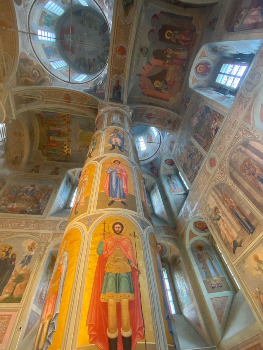 Ярко-желтые цвета, прозрачная прохлада и душевная компания. Осенью путешествия окрашиваются в оттенки легкой меланхолии и пахнут ароматами горячего кофе, который так приятно взять в придорожном кафе. Куда бы поехать? Например, в Коломну! Там, где Дмитрий Донской, нежная яблочная пастила и «медовуша»! А в соседнем Воскресенске можно увидеть марсианский террикон, который неожиданно возникает на абсолютно равнинной местности, превращая ее в нечто космическое. Корреспондент «Ключ-Медиа» увидела все это своими глазами!