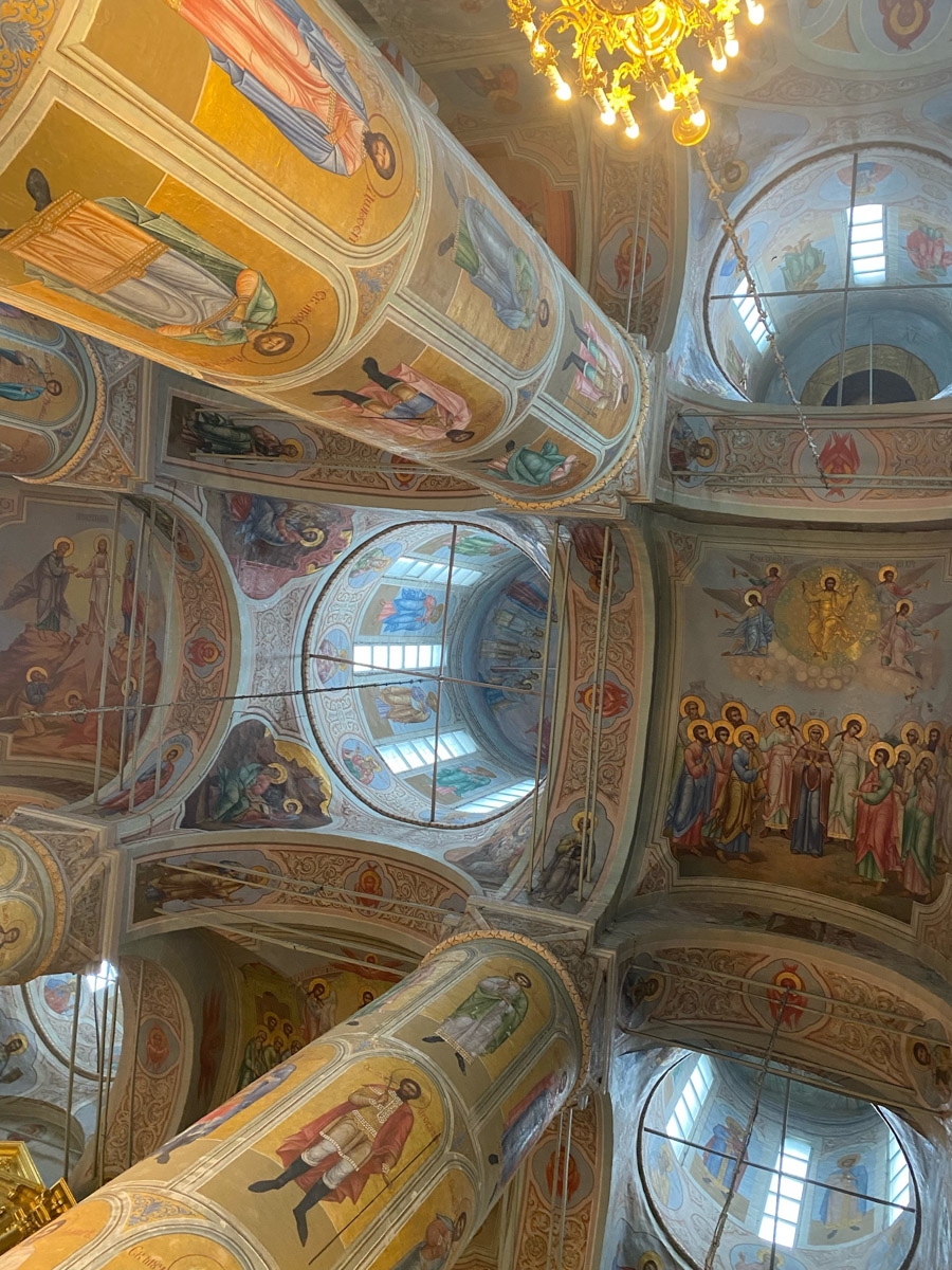 Ярко-желтые цвета, прозрачная прохлада и душевная компания. Осенью путешествия окрашиваются в оттенки легкой меланхолии и пахнут ароматами горячего кофе, который так приятно взять в придорожном кафе. Куда бы поехать? Например, в Коломну! Там, где Дмитрий Донской, нежная яблочная пастила и «медовуша»! А в соседнем Воскресенске можно увидеть марсианский террикон, который неожиданно возникает на абсолютно равнинной местности, превращая ее в нечто космическое. Корреспондент «Ключ-Медиа» увидела все это своими глазами!