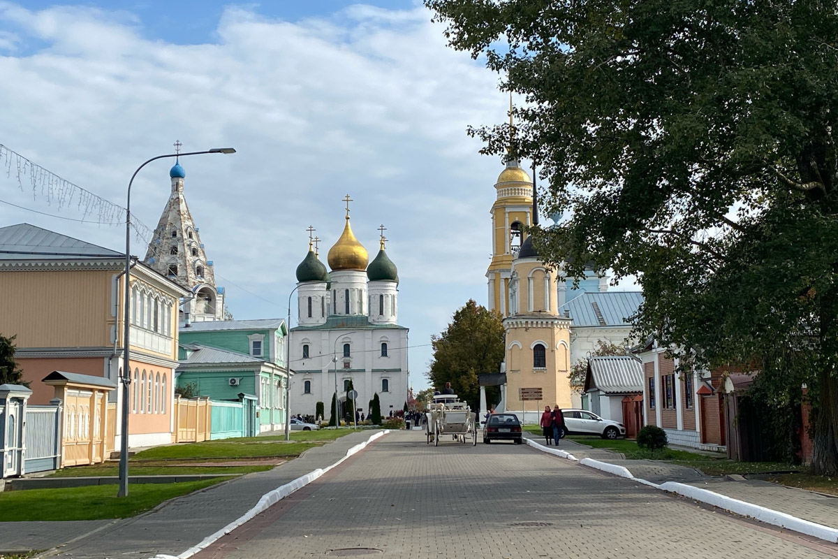 Ярко-желтые цвета, прозрачная прохлада и душевная компания. Осенью путешествия окрашиваются в оттенки легкой меланхолии и пахнут ароматами горячего кофе, который так приятно взять в придорожном кафе. Куда бы поехать? Например, в Коломну! Там, где Дмитрий Донской, нежная яблочная пастила и «медовуша»! А в соседнем Воскресенске можно увидеть марсианский террикон, который неожиданно возникает на абсолютно равнинной местности, превращая ее в нечто космическое. Корреспондент «Ключ-Медиа» увидела все это своими глазами!