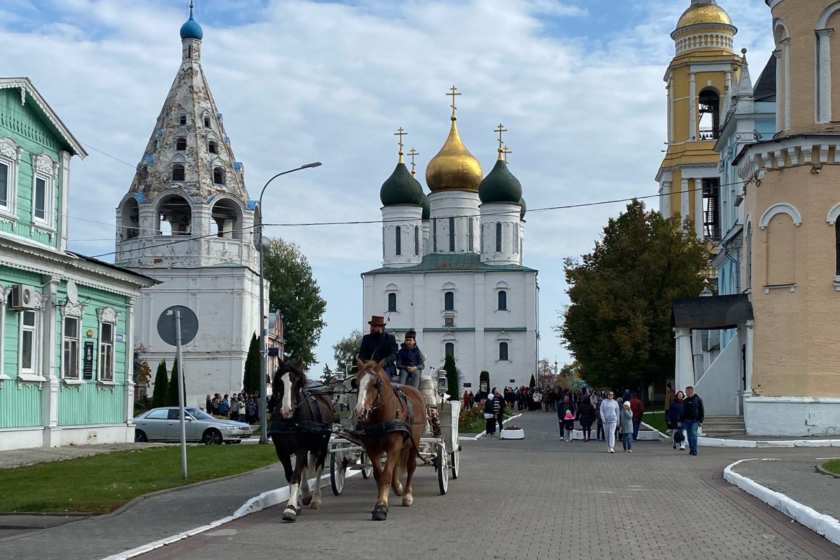 Ярко-желтые цвета, прозрачная прохлада и душевная компания. Осенью путешествия окрашиваются в оттенки легкой меланхолии и пахнут ароматами горячего кофе, который так приятно взять в придорожном кафе. Куда бы поехать? Например, в Коломну! Там, где Дмитрий Донской, нежная яблочная пастила и «медовуша»! А в соседнем Воскресенске можно увидеть марсианский террикон, который неожиданно возникает на абсолютно равнинной местности, превращая ее в нечто космическое. Корреспондент «Ключ-Медиа» увидела все это своими глазами!
