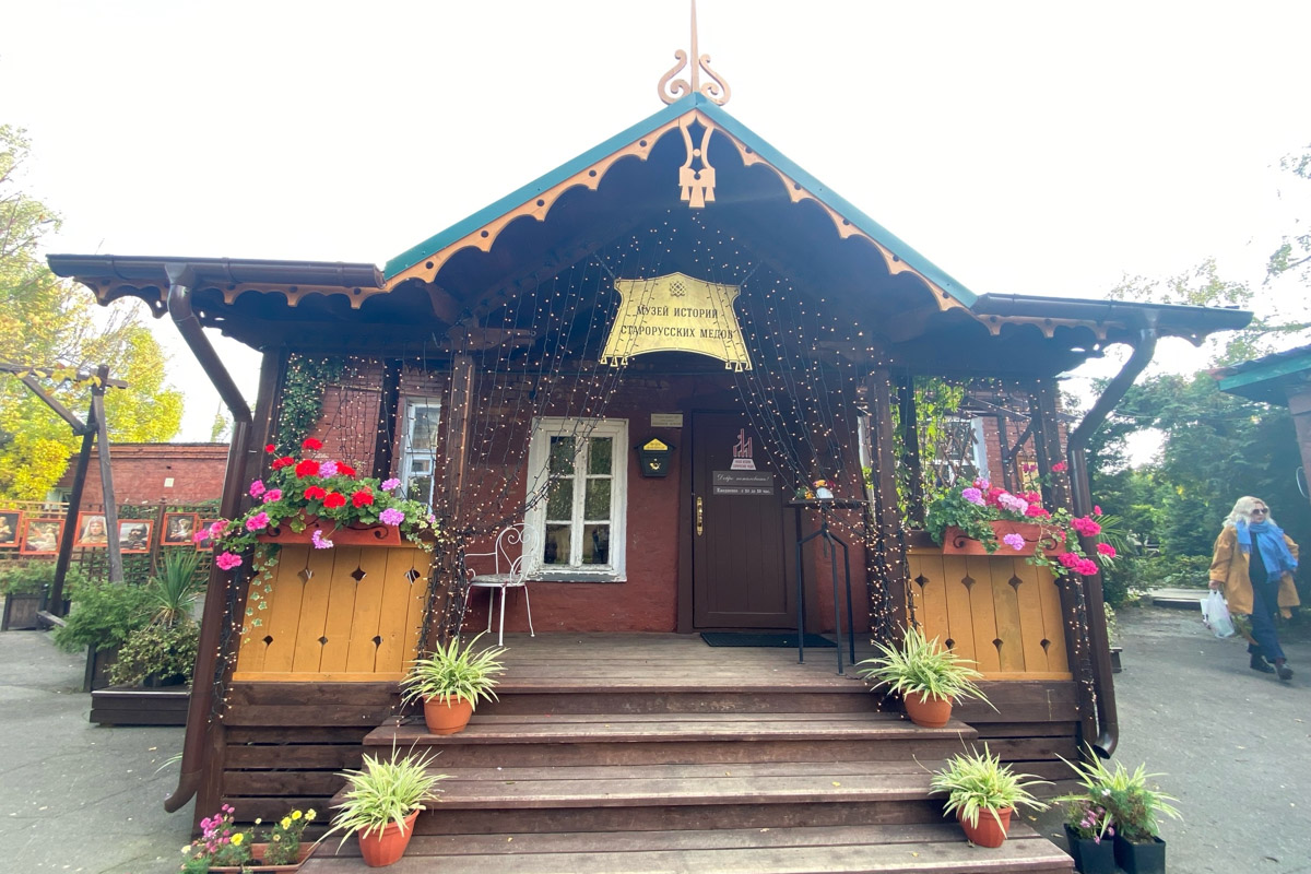 Ярко-желтые цвета, прозрачная прохлада и душевная компания. Осенью путешествия окрашиваются в оттенки легкой меланхолии и пахнут ароматами горячего кофе, который так приятно взять в придорожном кафе. Куда бы поехать? Например, в Коломну! Там, где Дмитрий Донской, нежная яблочная пастила и «медовуша»! А в соседнем Воскресенске можно увидеть марсианский террикон, который неожиданно возникает на абсолютно равнинной местности, превращая ее в нечто космическое. Корреспондент «Ключ-Медиа» увидела все это своими глазами!