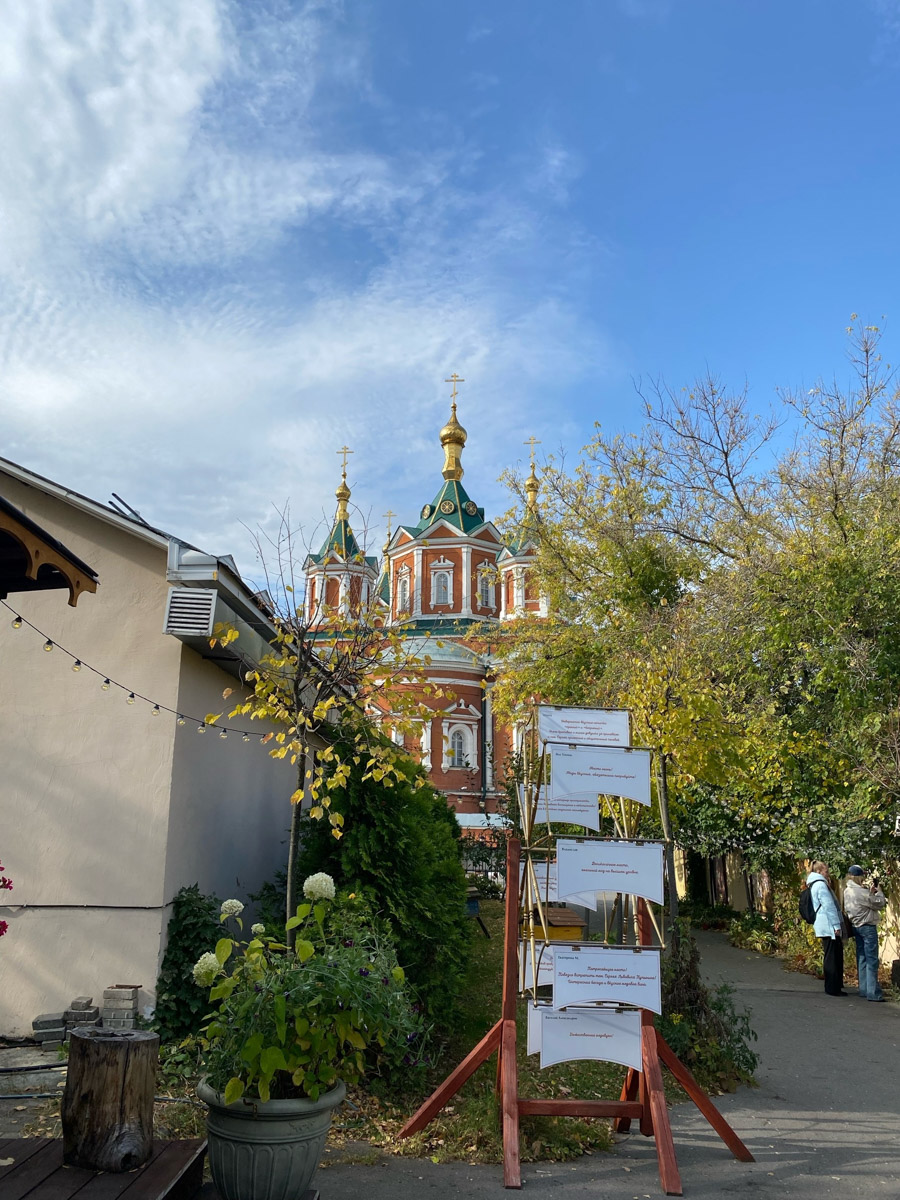 Ярко-желтые цвета, прозрачная прохлада и душевная компания. Осенью путешествия окрашиваются в оттенки легкой меланхолии и пахнут ароматами горячего кофе, который так приятно взять в придорожном кафе. Куда бы поехать? Например, в Коломну! Там, где Дмитрий Донской, нежная яблочная пастила и «медовуша»! А в соседнем Воскресенске можно увидеть марсианский террикон, который неожиданно возникает на абсолютно равнинной местности, превращая ее в нечто космическое. Корреспондент «Ключ-Медиа» увидела все это своими глазами!