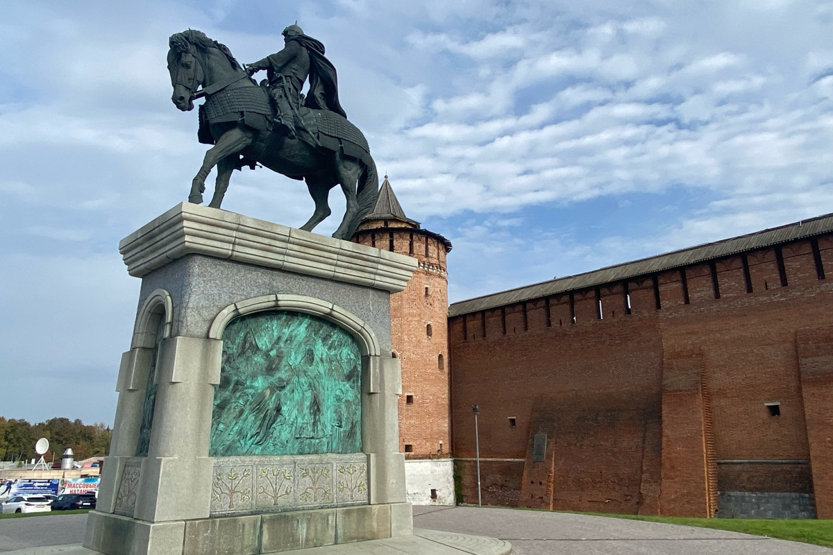 Ярко-желтые цвета, прозрачная прохлада и душевная компания. Осенью путешествия окрашиваются в оттенки легкой меланхолии и пахнут ароматами горячего кофе, который так приятно взять в придорожном кафе. Куда бы поехать? Например, в Коломну! Там, где Дмитрий Донской, нежная яблочная пастила и «медовуша»! А в соседнем Воскресенске можно увидеть марсианский террикон, который неожиданно возникает на абсолютно равнинной местности, превращая ее в нечто космическое. Корреспондент «Ключ-Медиа» увидела все это своими глазами!