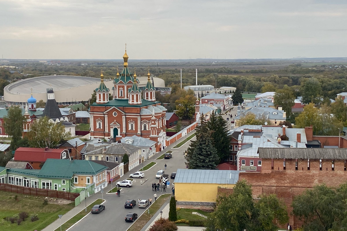 Ярко-желтые цвета, прозрачная прохлада и душевная компания. Осенью путешествия окрашиваются в оттенки легкой меланхолии и пахнут ароматами горячего кофе, который так приятно взять в придорожном кафе. Куда бы поехать? Например, в Коломну! Там, где Дмитрий Донской, нежная яблочная пастила и «медовуша»! А в соседнем Воскресенске можно увидеть марсианский террикон, который неожиданно возникает на абсолютно равнинной местности, превращая ее в нечто космическое. Корреспондент «Ключ-Медиа» увидела все это своими глазами!